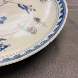 Een Chinees blauw-wit en koperrood bord, Ming — foto 5
