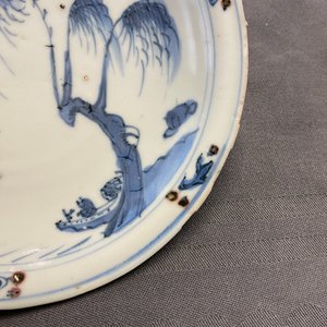 Een Chinees blauw-wit en koperrood bord, Ming — foto 9