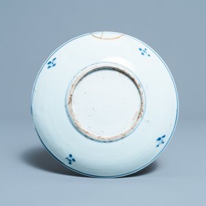 Een Chinees blauw-wit en koperrood ko-sometsuke bord met vissen voor de Japanse markt, Transitie periode — foto 2