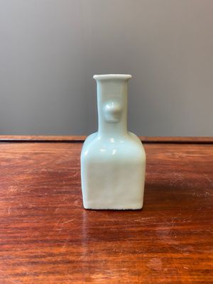 Een Chinees blauw-wit en koperrood vaasje met floraal decor op celadon fondkleur, Qianlong merk en periode — foto 2