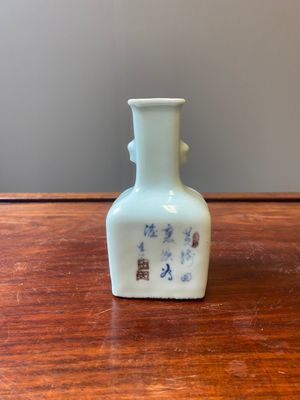 Een Chinees blauw-wit en koperrood vaasje met floraal decor op celadon fondkleur, Qianlong merk en periode — foto 3