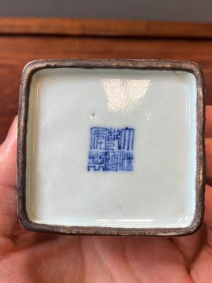 Een Chinees blauw-wit en koperrood vaasje met floraal decor op celadon fondkleur, Qianlong merk en periode — foto 6