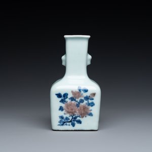 Een Chinees blauw-wit en koperrood vaasje met floraal decor op celadon fondkleur, Qianlong merk en periode — foto 2