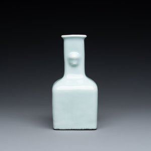 Een Chinees blauw-wit en koperrood vaasje met floraal decor op celadon fondkleur, Qianlong merk en periode — foto 3