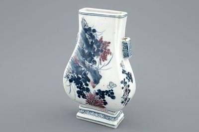 Een Chinees blauw, wit en onderglazuur rood Fanghu wandvaasje, 19e eeuw