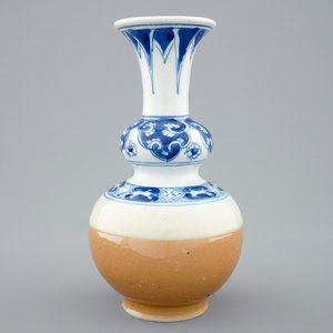 Een Chinees blauw-wit en zeemleer dubbel gourde vaasje, ex-coll. Augustus de Sterke, Kangxi — foto 1