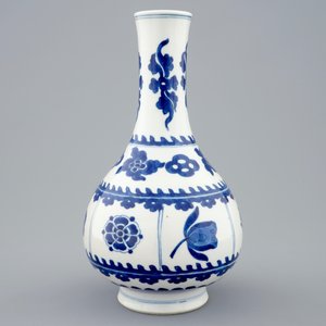 Een Chinees blauw-wit flesvormig vaasje, Kangxi — foto 2
