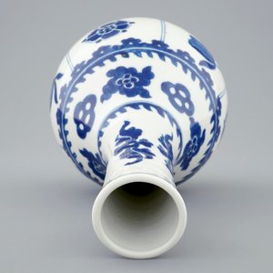 Een Chinees blauw-wit flesvormig vaasje, Kangxi — foto 5