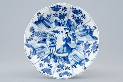 Een Chinees blauw-wit gelobd bord met lange Lijzen, Kangxi