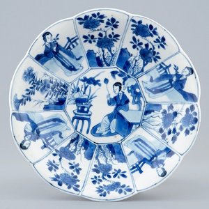 Een Chinees blauw-wit gelobd bord met lange Lijzen, Kangxi — foto 1