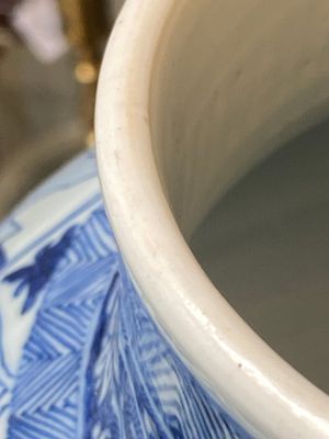 Een Chinees blauw-wit kaststel met drie vazen met floraal en landschapsdecor, Kangxi — foto 12