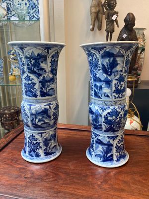 Een Chinees blauw-wit kaststel met drie vazen met floraal en landschapsdecor, Kangxi — foto 19