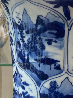 Een Chinees blauw-wit kaststel met drie vazen met floraal en landschapsdecor, Kangxi — foto 20