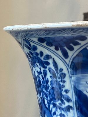 Een Chinees blauw-wit kaststel met drie vazen met floraal en landschapsdecor, Kangxi — foto 24