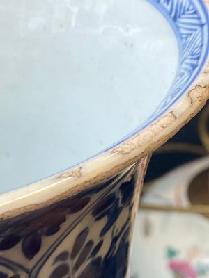Een Chinees blauw-wit kaststel met drie vazen met floraal en landschapsdecor, Kangxi — foto 26