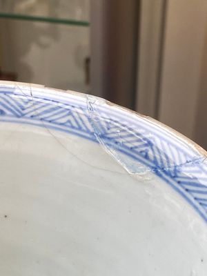Een Chinees blauw-wit kaststel met drie vazen met floraal en landschapsdecor, Kangxi — foto 27