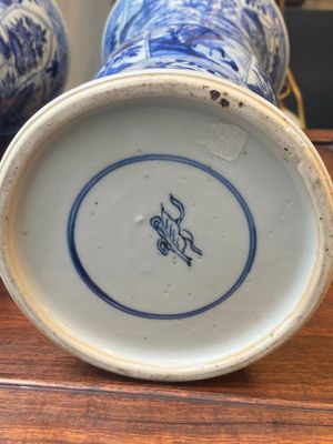 Een Chinees blauw-wit kaststel met drie vazen met floraal en landschapsdecor, Kangxi — foto 29