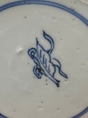 Een Chinees blauw-wit kaststel met drie vazen met floraal en landschapsdecor, Kangxi — foto 30