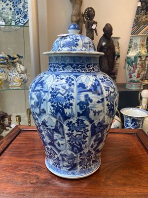 Een Chinees blauw-wit kaststel met drie vazen met floraal en landschapsdecor, Kangxi — foto 3