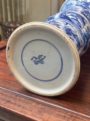 Een Chinees blauw-wit kaststel met drie vazen met floraal en landschapsdecor, Kangxi — foto 31