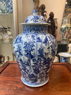 Een Chinees blauw-wit kaststel met drie vazen met floraal en landschapsdecor, Kangxi — foto 4