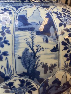 Een Chinees blauw-wit kaststel met drie vazen met floraal en landschapsdecor, Kangxi — foto 5