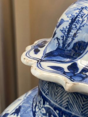 Een Chinees blauw-wit kaststel met drie vazen met floraal en landschapsdecor, Kangxi — foto 8