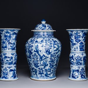 Een Chinees blauw-wit kaststel met drie vazen met floraal en landschapsdecor, Kangxi — foto 1