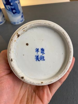 Een Chinees blauw-wit kaststel van vier vazen met dames en kinderen, Kangxi merk, 19e eeuw — foto 13