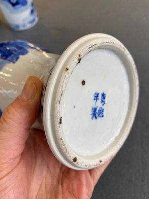 Een Chinees blauw-wit kaststel van vier vazen met dames en kinderen, Kangxi merk, 19e eeuw — foto 14