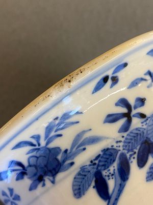 Een Chinees blauw-wit kaststel van vier vazen met dames en kinderen, Kangxi merk, 19e eeuw — foto 21