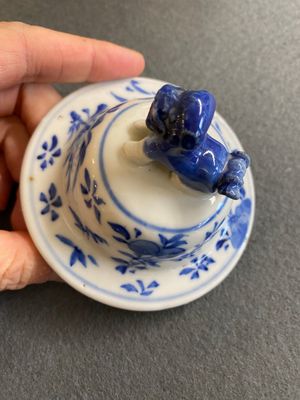 Een Chinees blauw-wit kaststel van vier vazen met dames en kinderen, Kangxi merk, 19e eeuw — foto 3