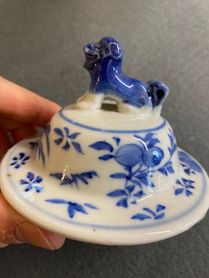Een Chinees blauw-wit kaststel van vier vazen met dames en kinderen, Kangxi merk, 19e eeuw — foto 4