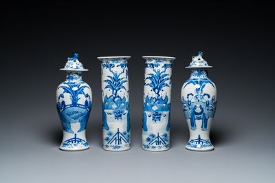 Een Chinees blauw-wit kaststel van vier vazen met dames en kinderen, Kangxi merk, 19e eeuw