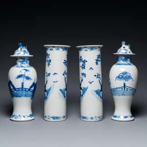 Een Chinees blauw-wit kaststel van vier vazen met dames en kinderen, Kangxi merk, 19e eeuw — foto 3