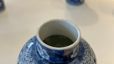 Een Chinees blauw-wit kaststel van vijf vazen, Kangxi merk, 19e eeuw — foto 15