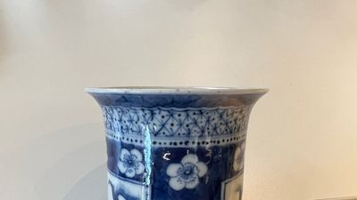 Een Chinees blauw-wit kaststel van vijf vazen, Kangxi merk, 19e eeuw — foto 16