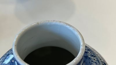 Een Chinees blauw-wit kaststel van vijf vazen, Kangxi merk, 19e eeuw — foto 9