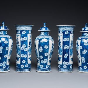 Een Chinees blauw-wit kaststel van vijf vazen, Kangxi merk, 19e eeuw — foto 2