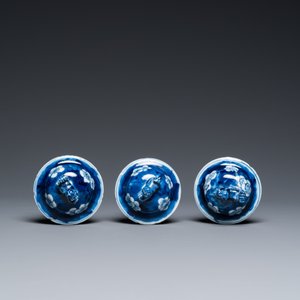 Een Chinees blauw-wit kaststel van vijf vazen, Kangxi merk, 19e eeuw — foto 7