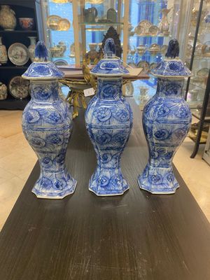 Een Chinees blauw-wit kaststel van vijf vazen met floraal decor, Kangxi — foto 1
