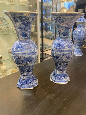 Een Chinees blauw-wit kaststel van vijf vazen met floraal decor, Kangxi — foto 9
