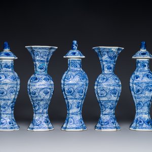 Een Chinees blauw-wit kaststel van vijf vazen met floraal decor, Kangxi — foto 2