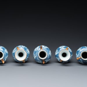 Een Chinees blauw-wit kaststel van vijf vazen met floraal decor, Kangxi — foto 5