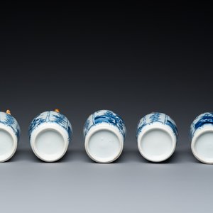 Een Chinees blauw-wit kaststel van vijf vazen met floraal decor, Kangxi — foto 6