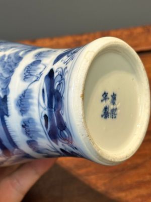 Een Chinees blauw-wit kaststel van vijf vazen met landschapsdecor, 19e eeuw — foto 13