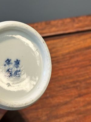 Een Chinees blauw-wit kaststel van vijf vazen met landschapsdecor, 19e eeuw — foto 14