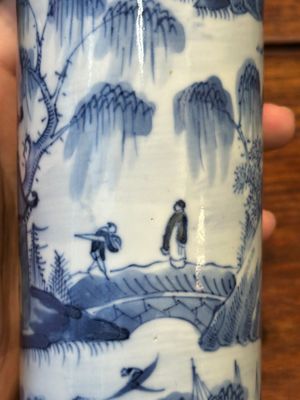 Een Chinees blauw-wit kaststel van vijf vazen met landschapsdecor, 19e eeuw — foto 16