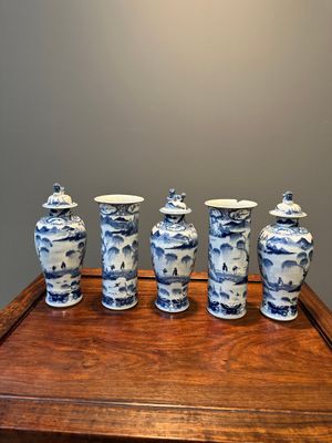 Een Chinees blauw-wit kaststel van vijf vazen met landschapsdecor, 19e eeuw — foto 2