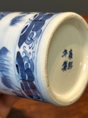 Een Chinees blauw-wit kaststel van vijf vazen met landschapsdecor, 19e eeuw — foto 21